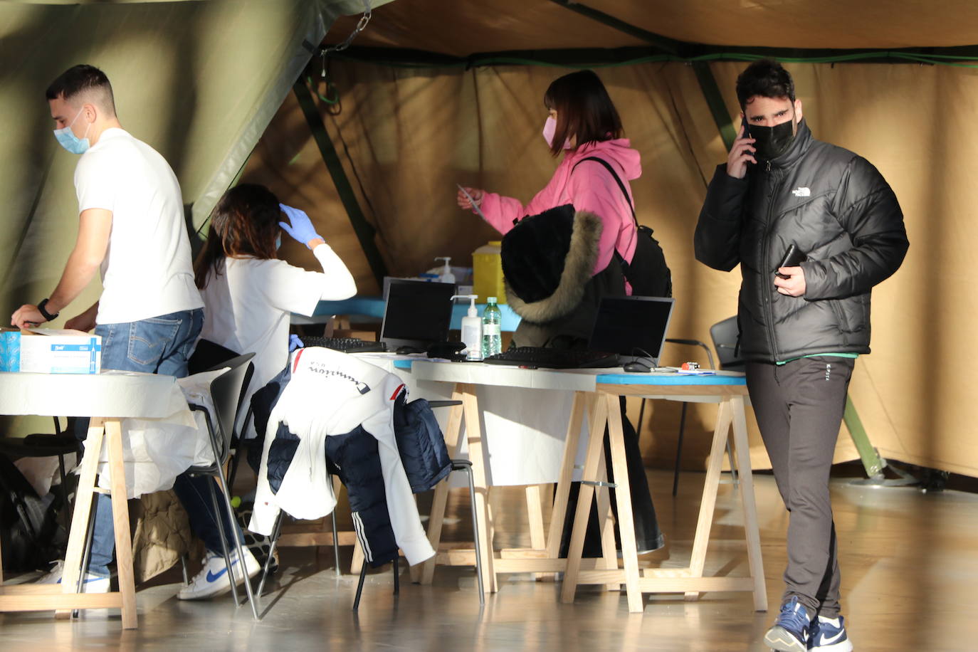 El Palacio de Exposiciones apenas registra jóvenes en sus primeras olas al unirse una de las generaciones más afectadas por los contagios en verano y en la última ola.