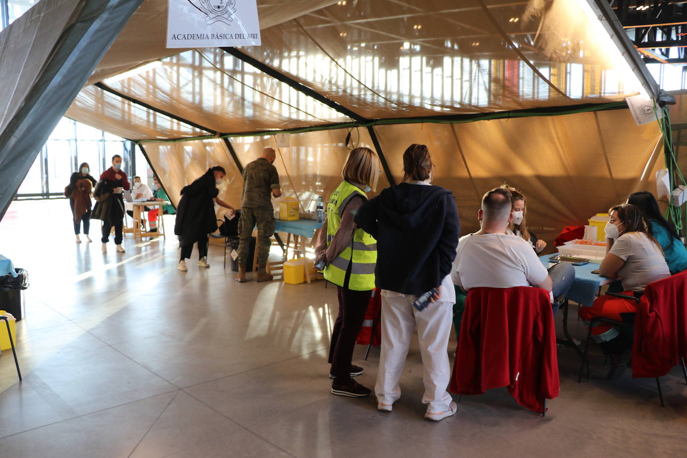 El Palacio de Exposiciones apenas registra jóvenes en sus primeras olas al unirse una de las generaciones más afectadas por los contagios en verano y en la última ola.