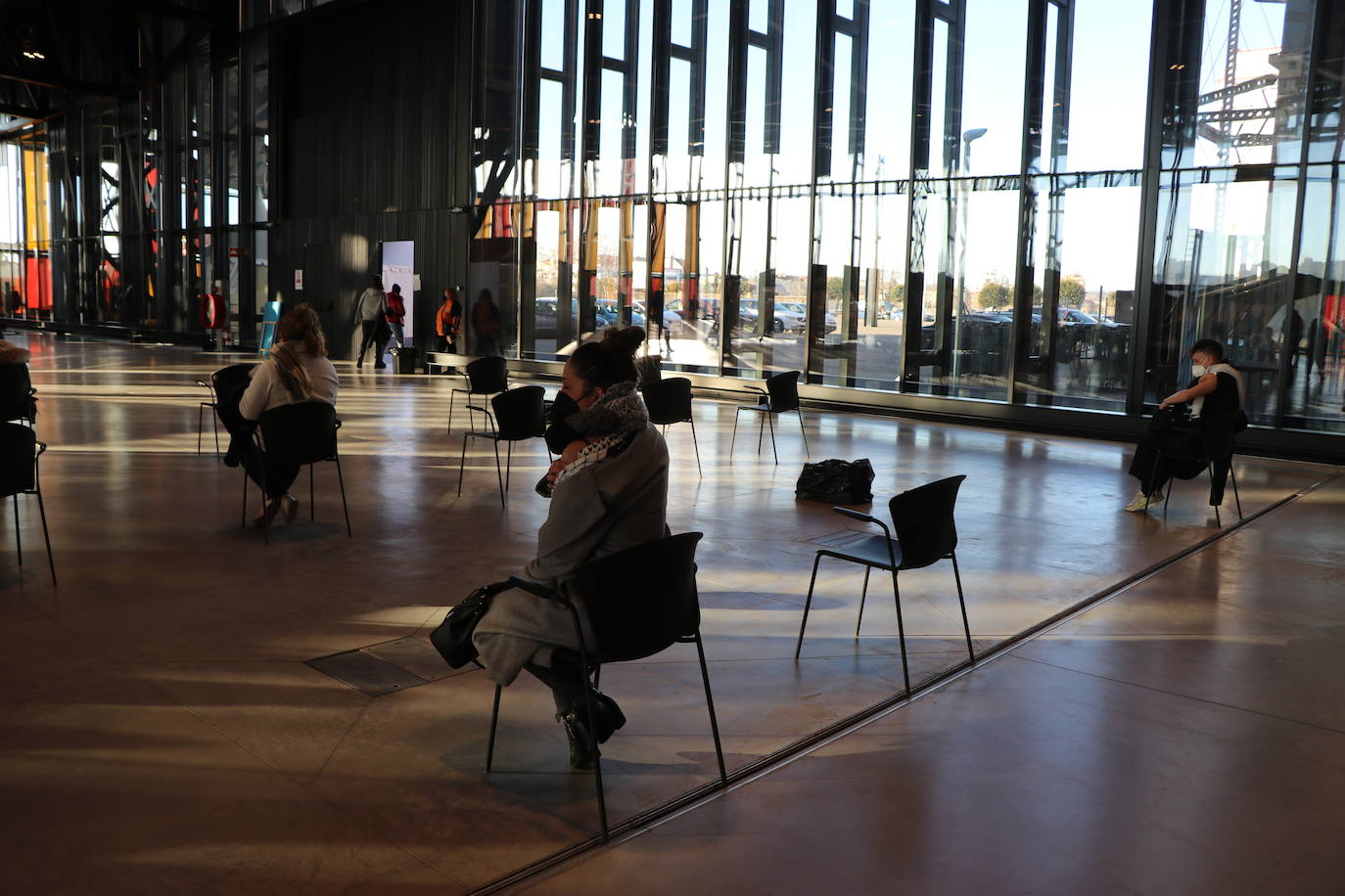 El Palacio de Exposiciones apenas registra jóvenes en sus primeras olas al unirse una de las generaciones más afectadas por los contagios en verano y en la última ola.