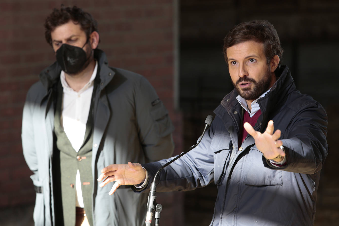 El presidente del Partido Popular, Pablo Casado, visita una quesería en Matadeón de los Oteros y recorre las calles de la localidad.
