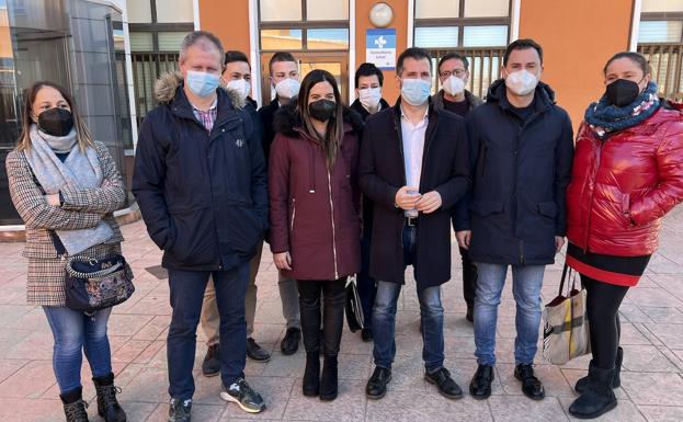 El candidato del PSOE a la Presidencia de la Junta de Castilla y León, Luis Tudanca, visita el consultorio de Navatejera acompañado por el secretario general del PSOE de León, Javier Alfonso Cendón, la cabeza de lista por la provincia a las Cortes, Nuria Rubio, y el portavoz del Grupo Municipal Socialista y vocal de la Junta Vecinal de Navatejera, Jorge Pérez.