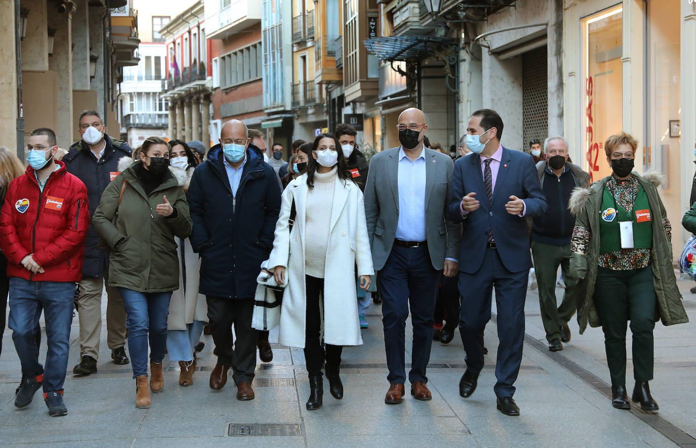 La líder de la formación naranja y el candidato a la presidencia de la Junta pasean por la Calle Mayor.