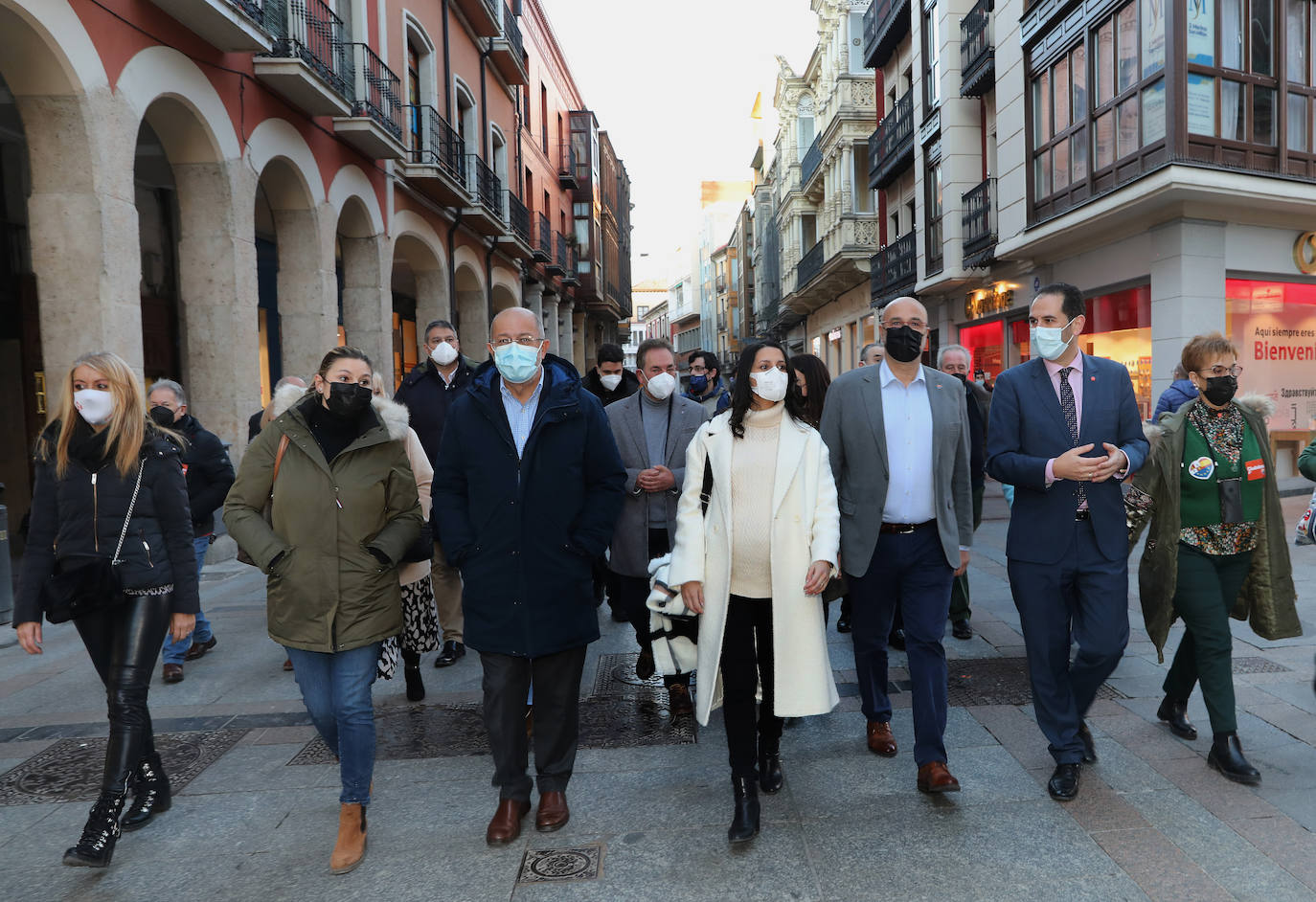 La líder de la formación naranja y el candidato a la presidencia de la Junta pasean por la Calle Mayor.