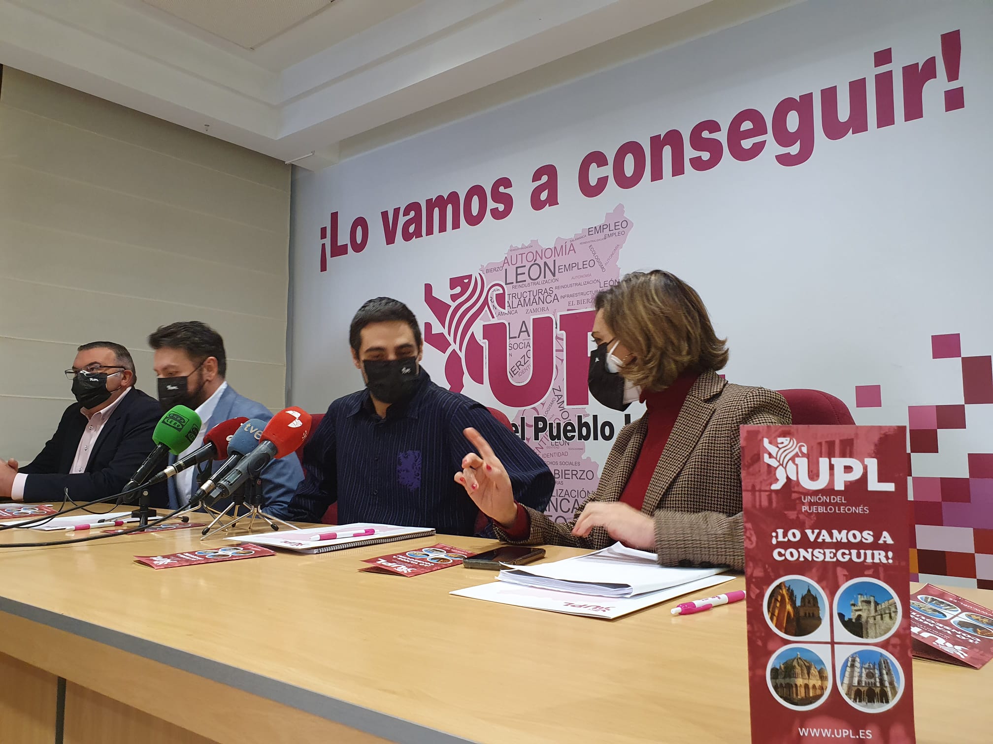 La número dos de la candidatura a las Cortes de Castilla y León, Alicia Gallego y el presidente del partido, Carlos Javier Salgado, han presentado este jueves, el programa electoral de esta formación para la Región Leonesa a las Cortes.