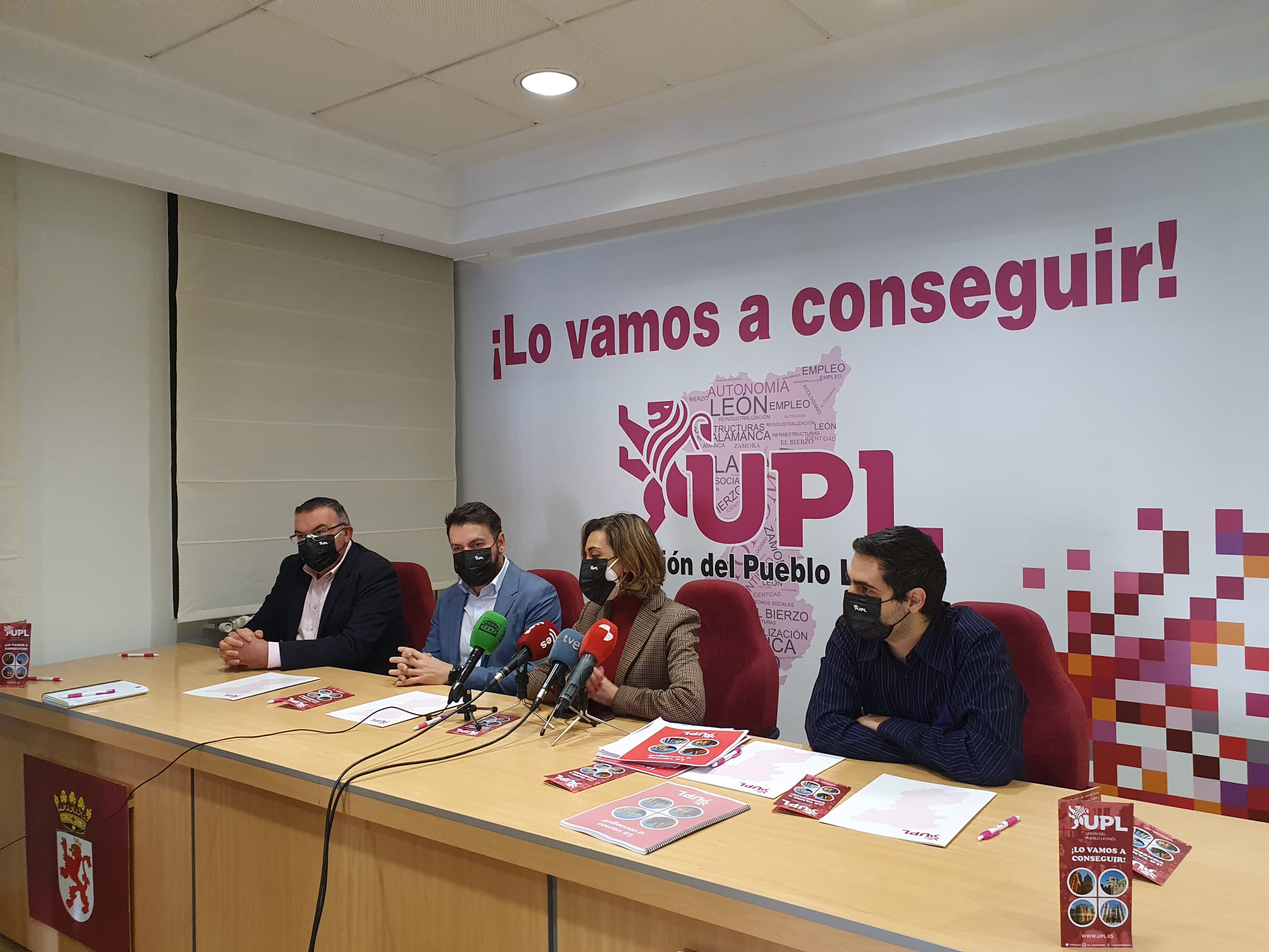 La número dos de la candidatura a las Cortes de Castilla y León, Alicia Gallego y el presidente del partido, Carlos Javier Salgado, han presentado este jueves, el programa electoral de esta formación para la Región Leonesa a las Cortes.