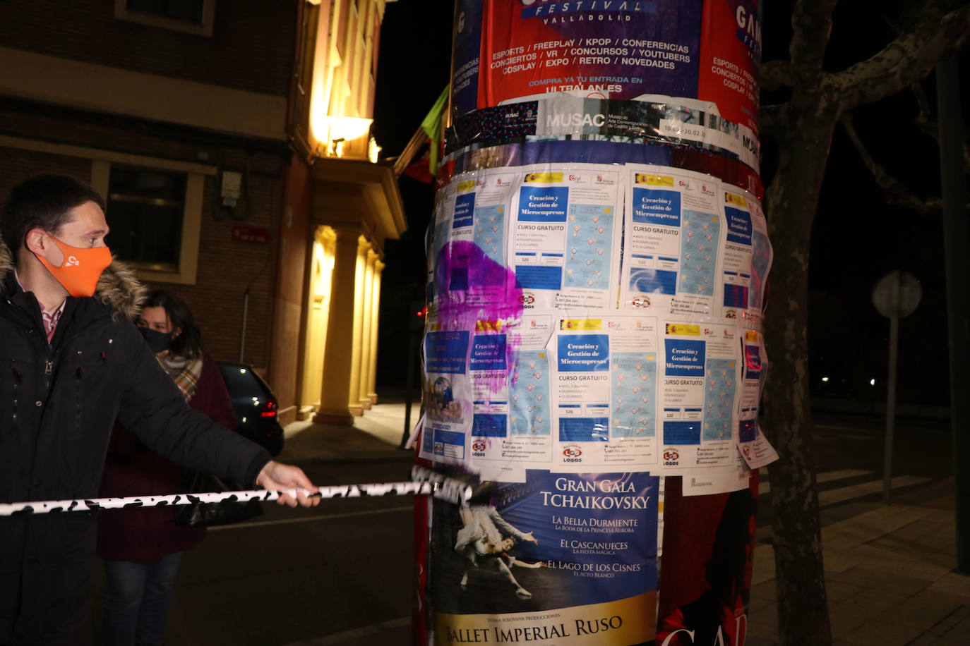 La formación naranja da el pistoletazo de salida a la carrera hacia la presidencia de la Junta con la pegada de carteles a medianoche en León.