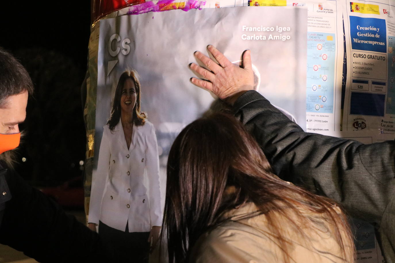 La formación naranja da el pistoletazo de salida a la carrera hacia la presidencia de la Junta con la pegada de carteles a medianoche en León.