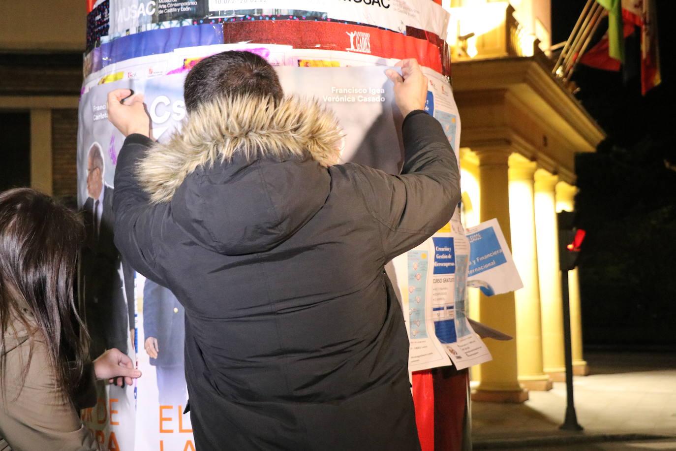 La formación naranja da el pistoletazo de salida a la carrera hacia la presidencia de la Junta con la pegada de carteles a medianoche en León.