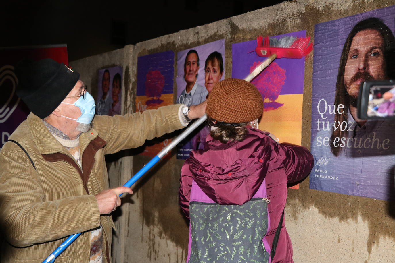 La formación morada da inicio a la campaña electoral con la tradicional pegada de carteles por las calles de León.