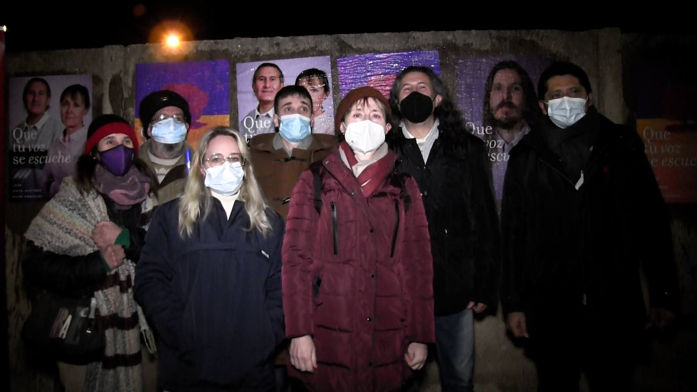 La formación morada da inicio a la campaña electoral con la tradicional pegada de carteles por las calles de León.