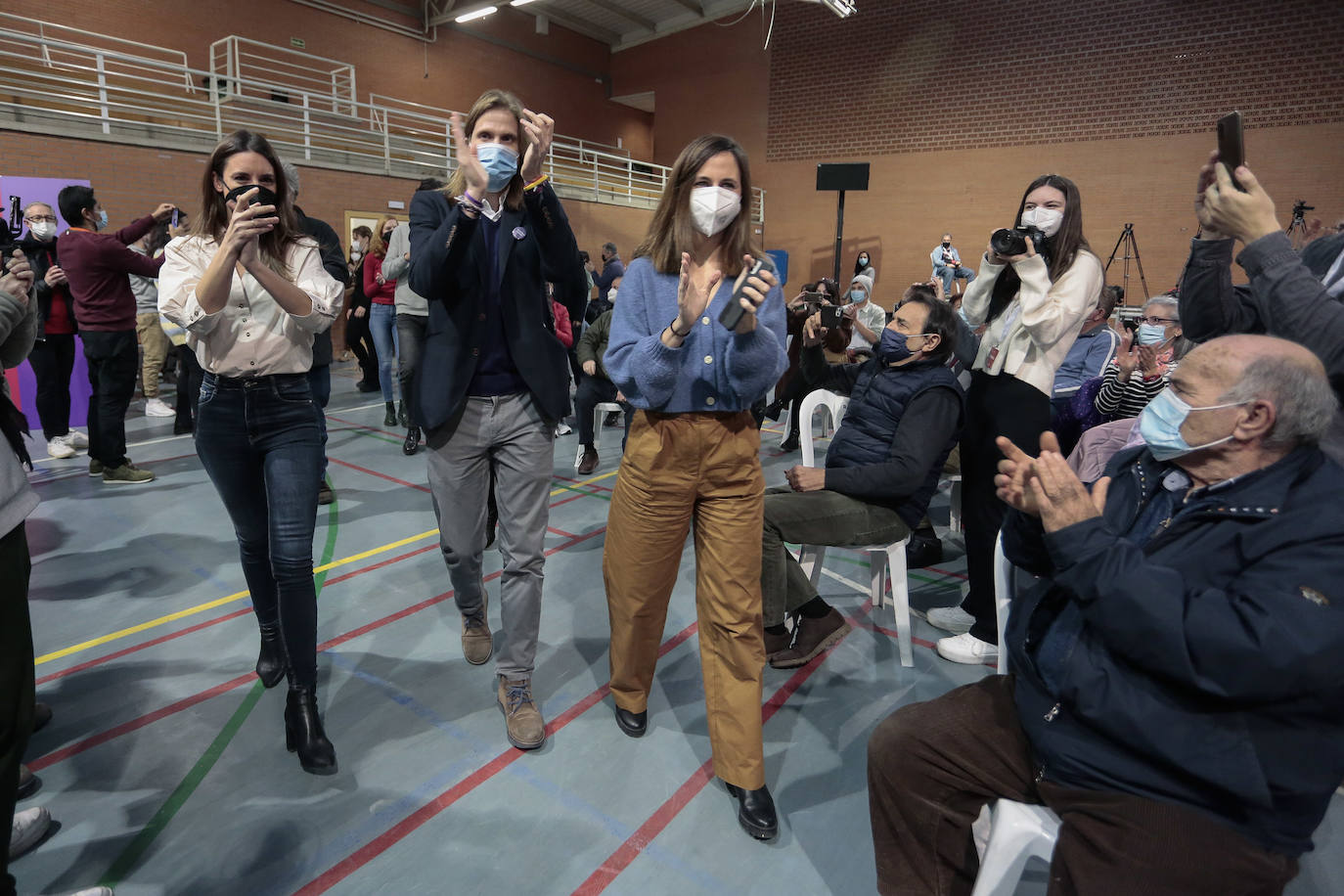 Las minsitras arropan a Pablo Fernández en el priemr acto de campaña hacia las elecciones del 13-F.