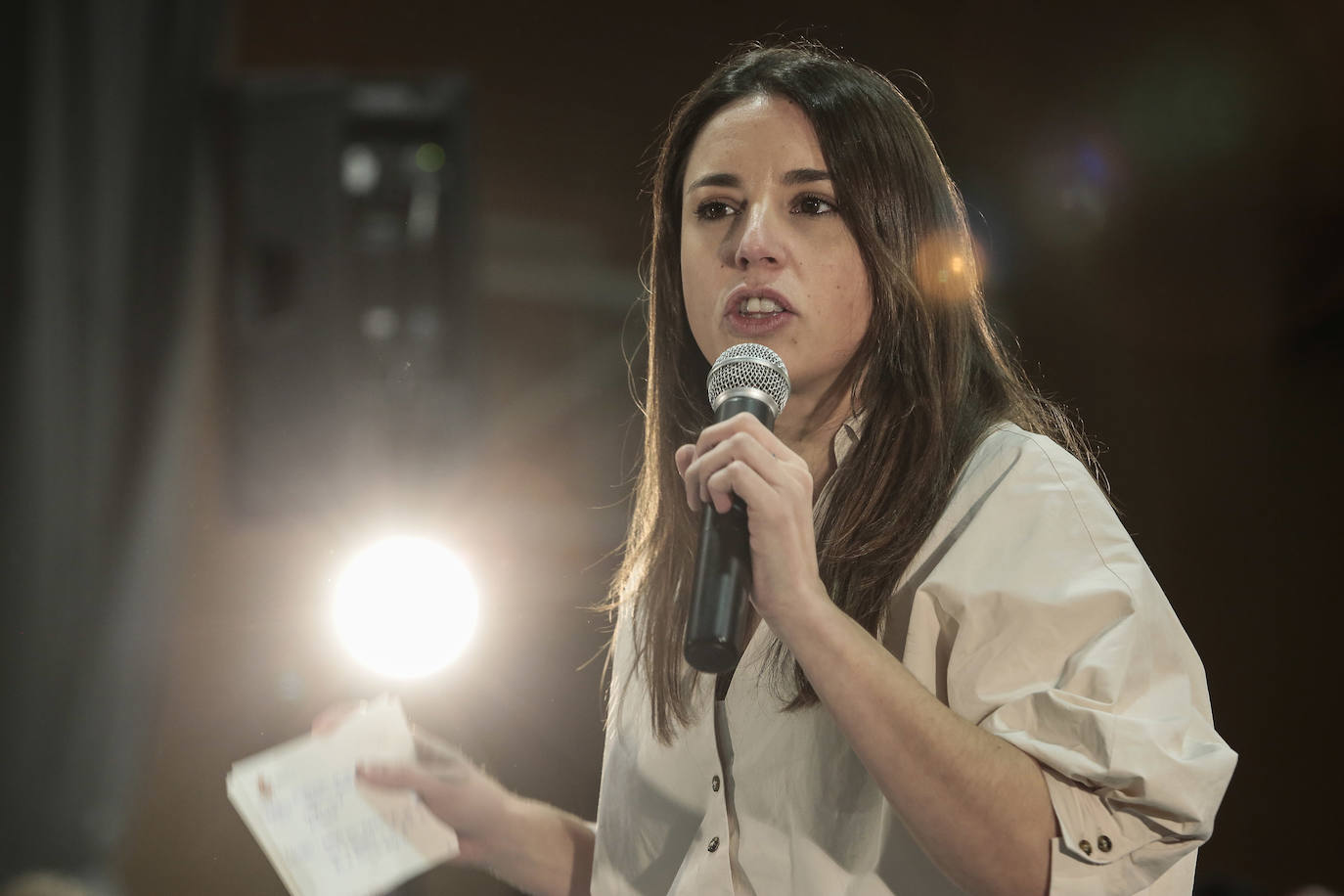 Las minsitras arropan a Pablo Fernández en el priemr acto de campaña hacia las elecciones del 13-F.