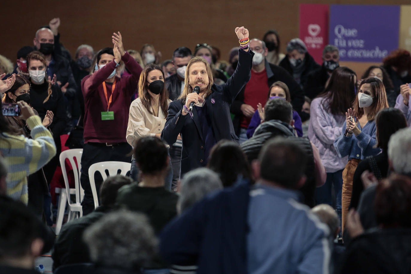 Las minsitras arropan a Pablo Fernández en el priemr acto de campaña hacia las elecciones del 13-F.