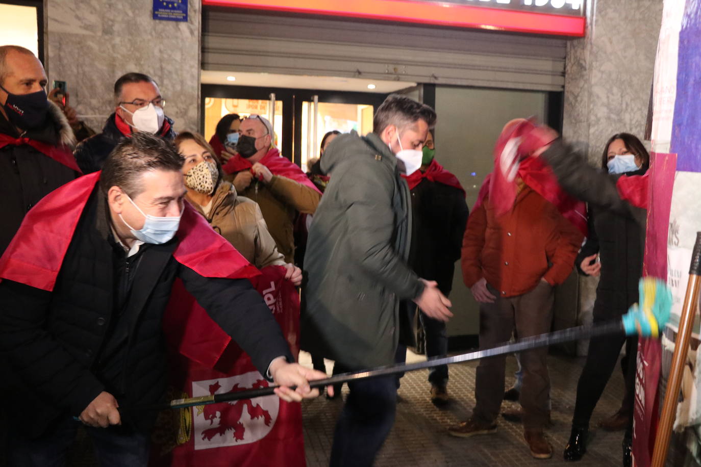 La formación leonesista arranca a medianoche la campaña electoral autonómica con al pegada de carteles.