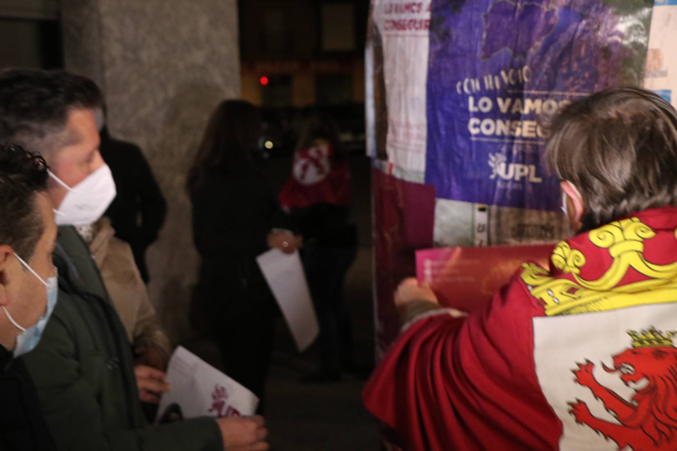 La formación leonesista arranca a medianoche la campaña electoral autonómica con al pegada de carteles.