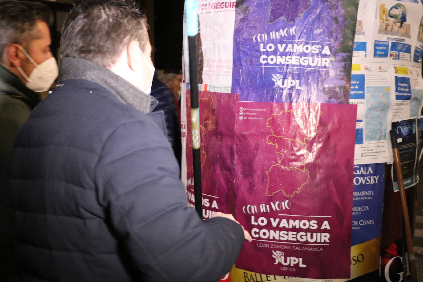 La formación leonesista arranca a medianoche la campaña electoral autonómica con al pegada de carteles.