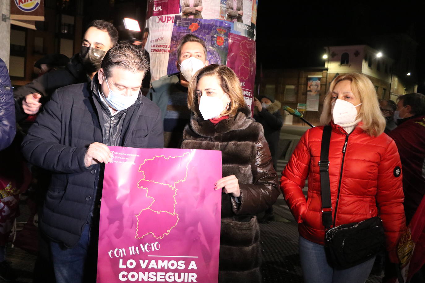 La formación leonesista arranca a medianoche la campaña electoral autonómica con al pegada de carteles.