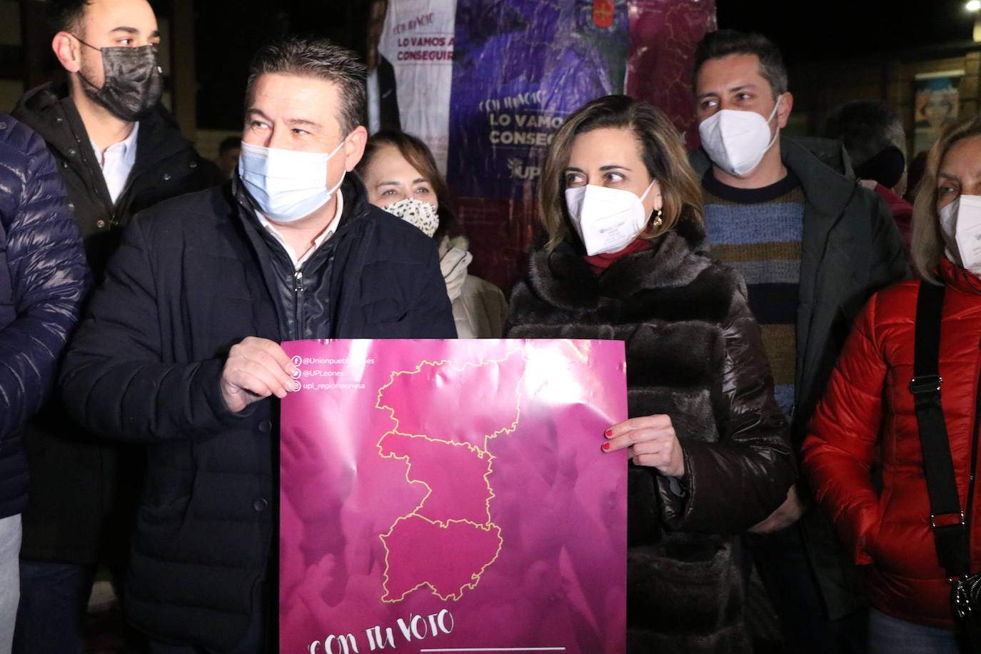 La formación leonesista arranca a medianoche la campaña electoral autonómica con al pegada de carteles.