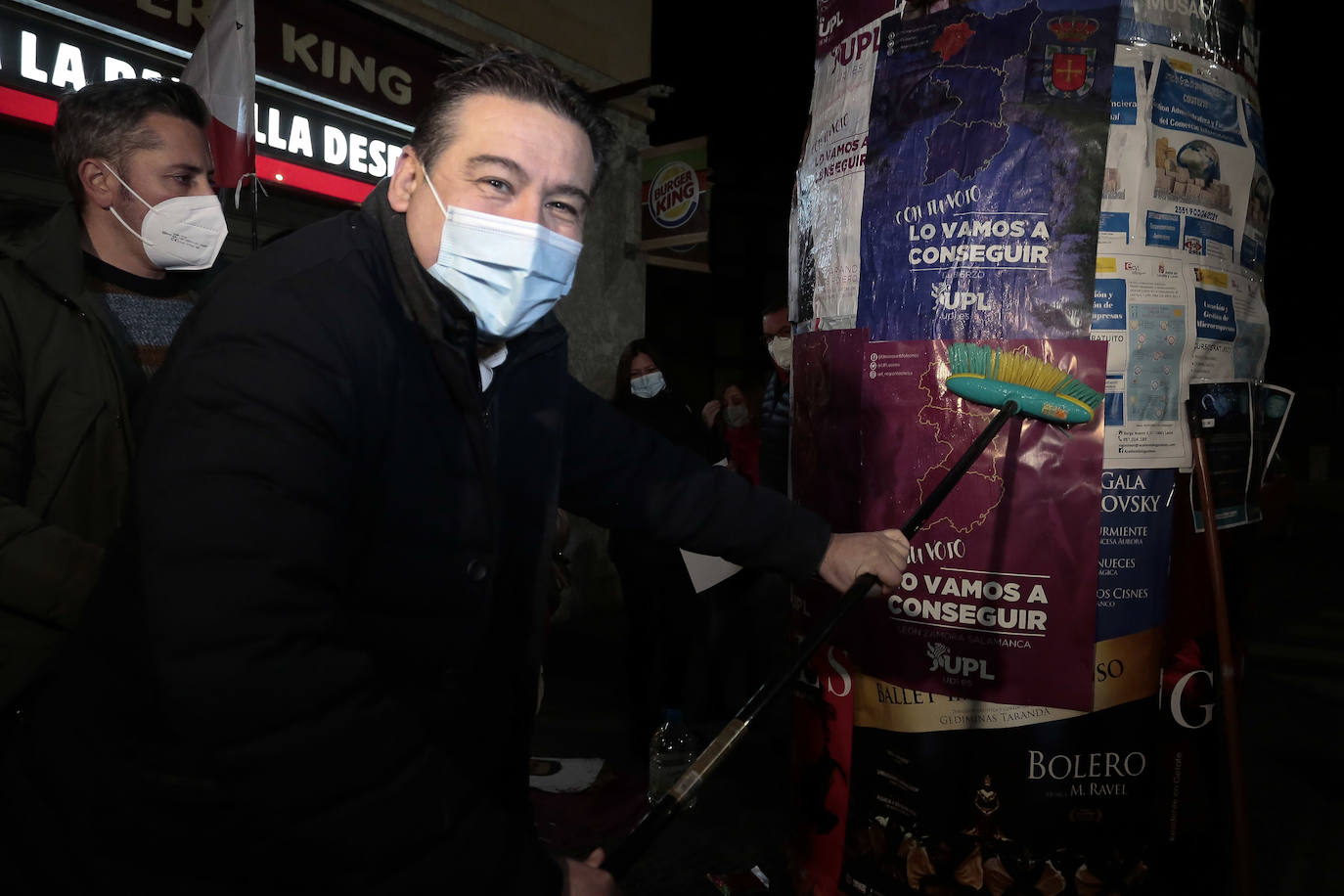 La formación leonesista arranca a medianoche la campaña electoral autonómica con al pegada de carteles.