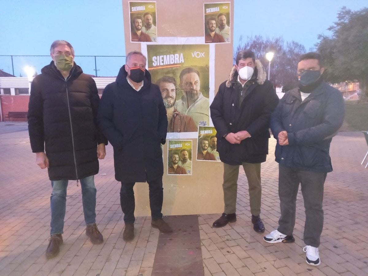 Los candidatos de Vox por la provincia de León iniciaron la campaña electoral con la tradicional pegada de carteles en León y Ponferrada.