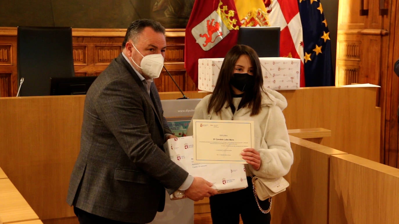 León celebra el Día del Bibliobús, un servicio «imprescindible» para «acercar la cultura a todos los rincones de la provincia» | Solo durante 2021 el servicio gestionado por el Instituto Leonés de Cultura recorrió 392 pueblos, más de 109.000 kilómetros y atendió a 30.000 vecinos alcanzando casi los 100.000 préstamos