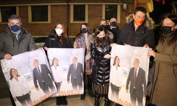 Galería. Ciudadanos realiza la tradicional pegada de carteles en el inicio de la campaña electoral autómica.