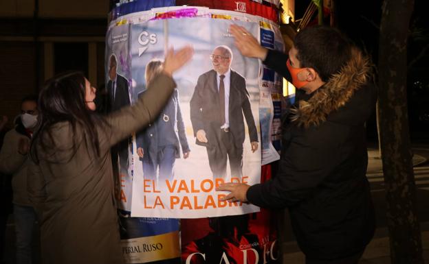 Ciudadanos inicia la campaña hacia el 13-F con una pegada de carteles sin la presencia de su número uno por León, Ana Carlota Amigo. 