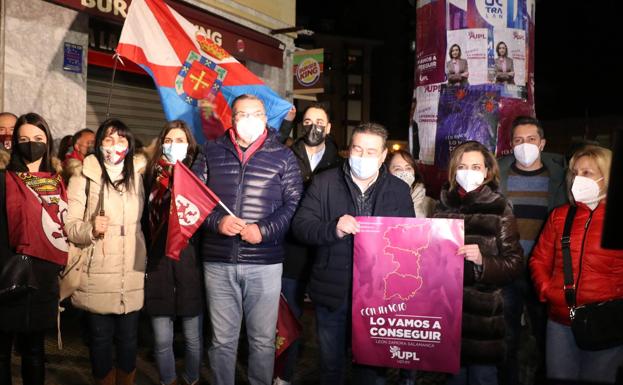 Galería. Pegada de carteles de UPL como arranque de la campaña electoral autonómica.