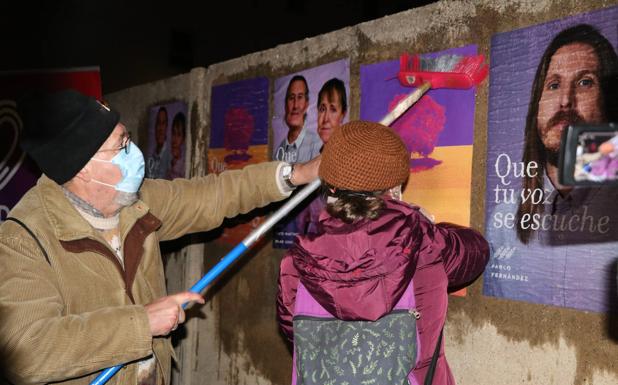 Galería. Unidas Podemos arranca con la pegada de carteles la carrera hacia el 13-F.