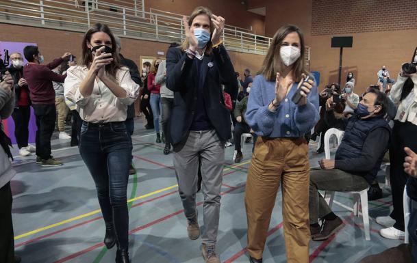 Irene Montero e Ione Belarra arropan al candidato a presidir las Cortes de Castilla y León, Pablo Fernández, durante el primer acto de campaña en León.