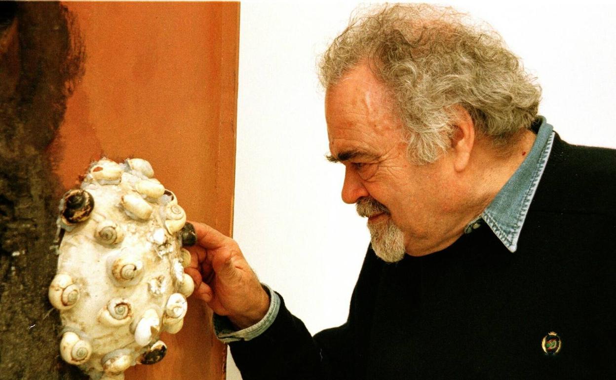 Josep Guinovart, junto a una de sus obras. 