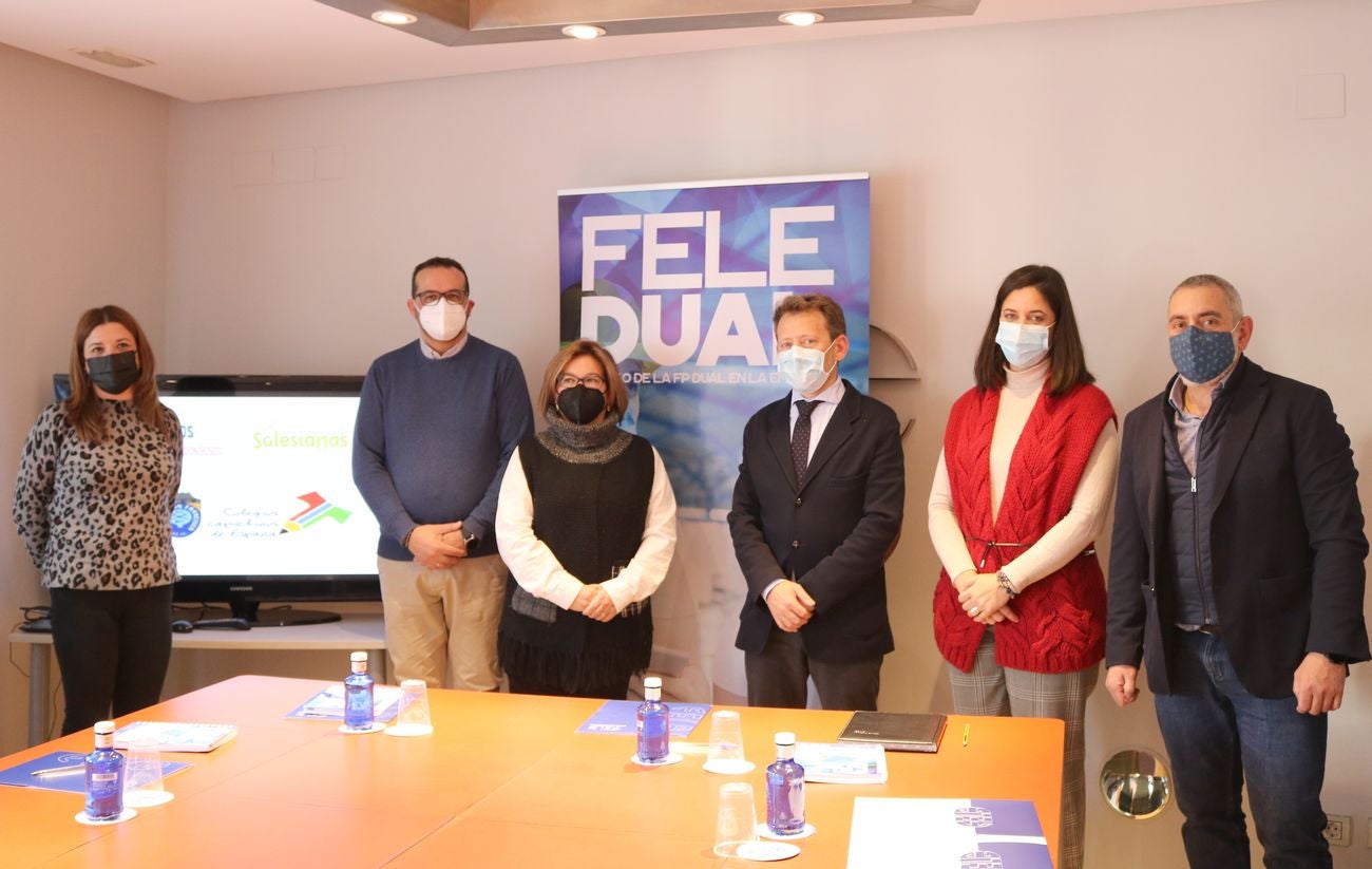 Foto de familia a la conclusión de la presentación de 'Fele Dual'.