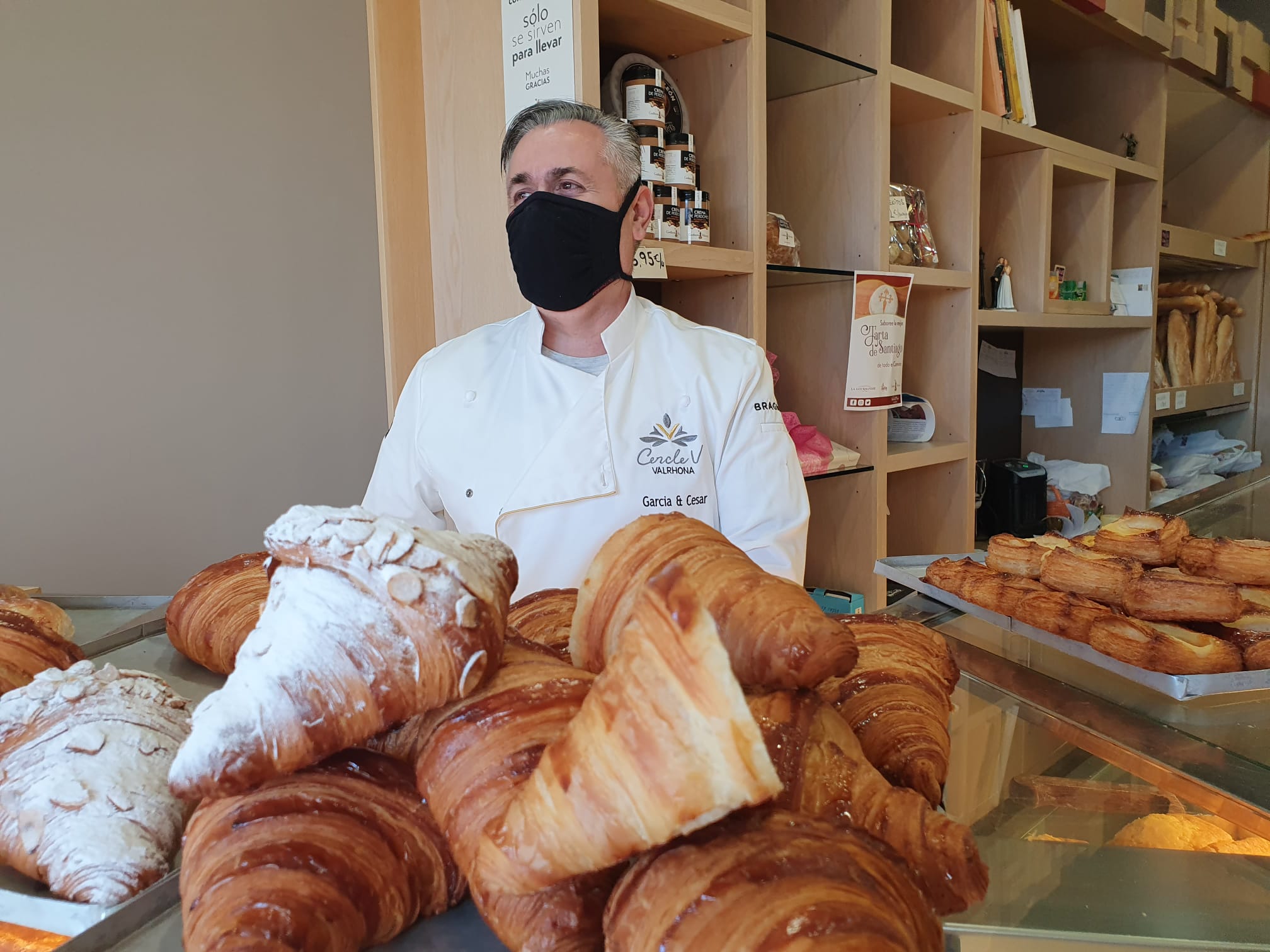 Croisants en el expositor de la confitería de La MAsera, que cuenta con una amplia gama estilos.