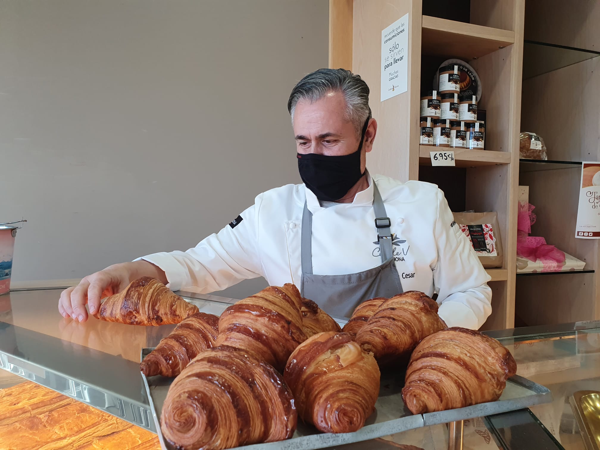 Croisants en el expositor de la confitería de La MAsera, que cuenta con una amplia gama estilos.