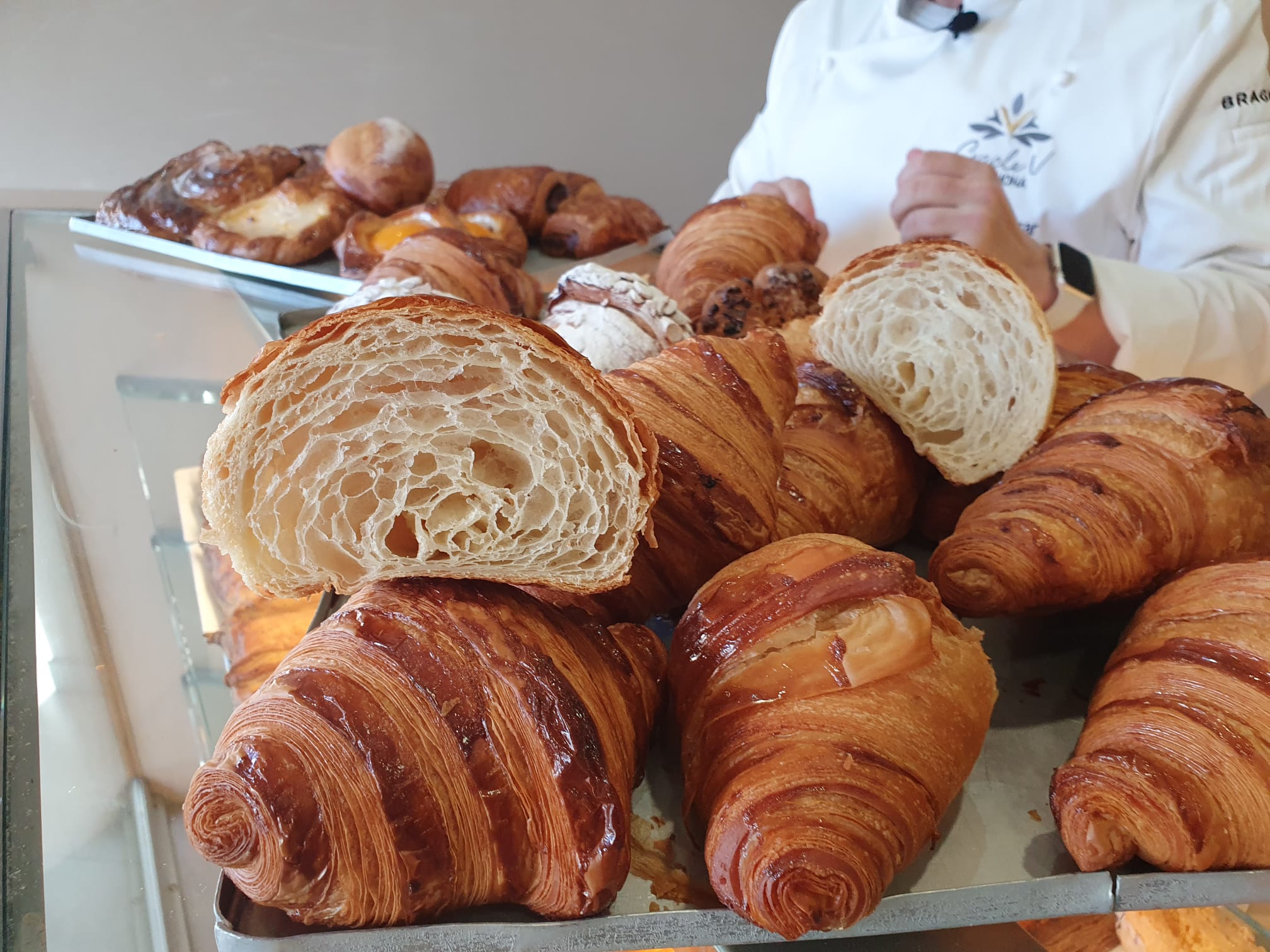 Croisants en el expositor de la confitería de La MAsera, que cuenta con una amplia gama estilos.