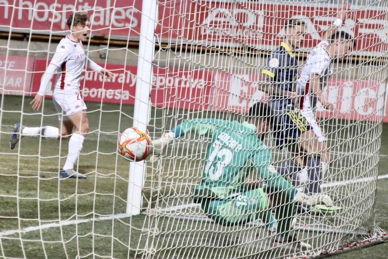 El conjunto leonés se ha enfrentado a los extremeños en el Reino de León y en una nueva jornada de la Primera División RFEF.