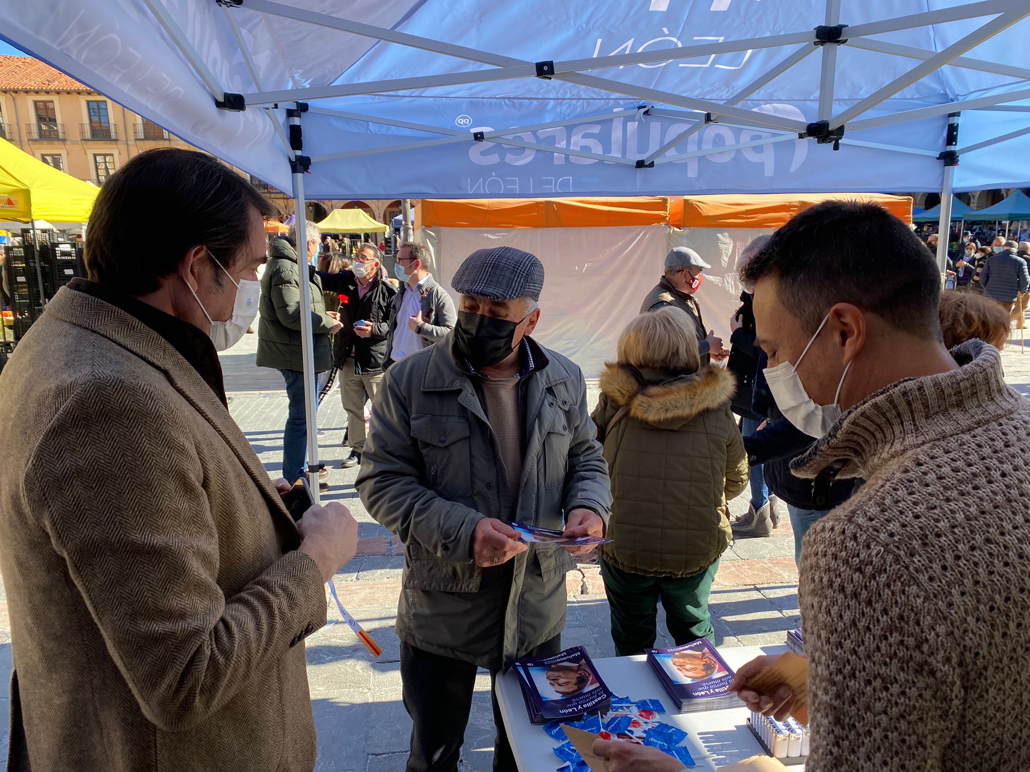 Fotos: Carpa informativa del PP en León