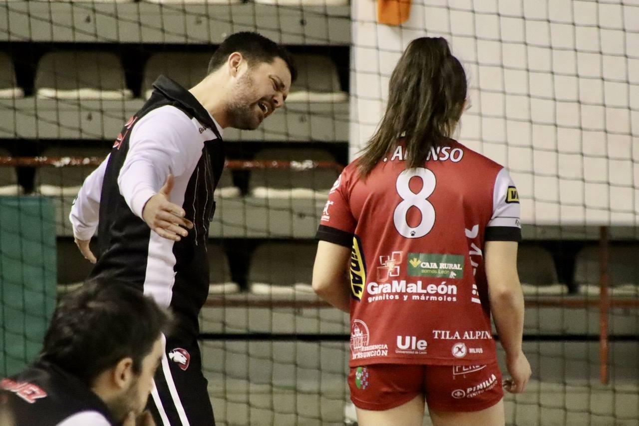 El partido se disputó en el Palacio de los Deportes de León y corresponde a la División de Honor Plata.