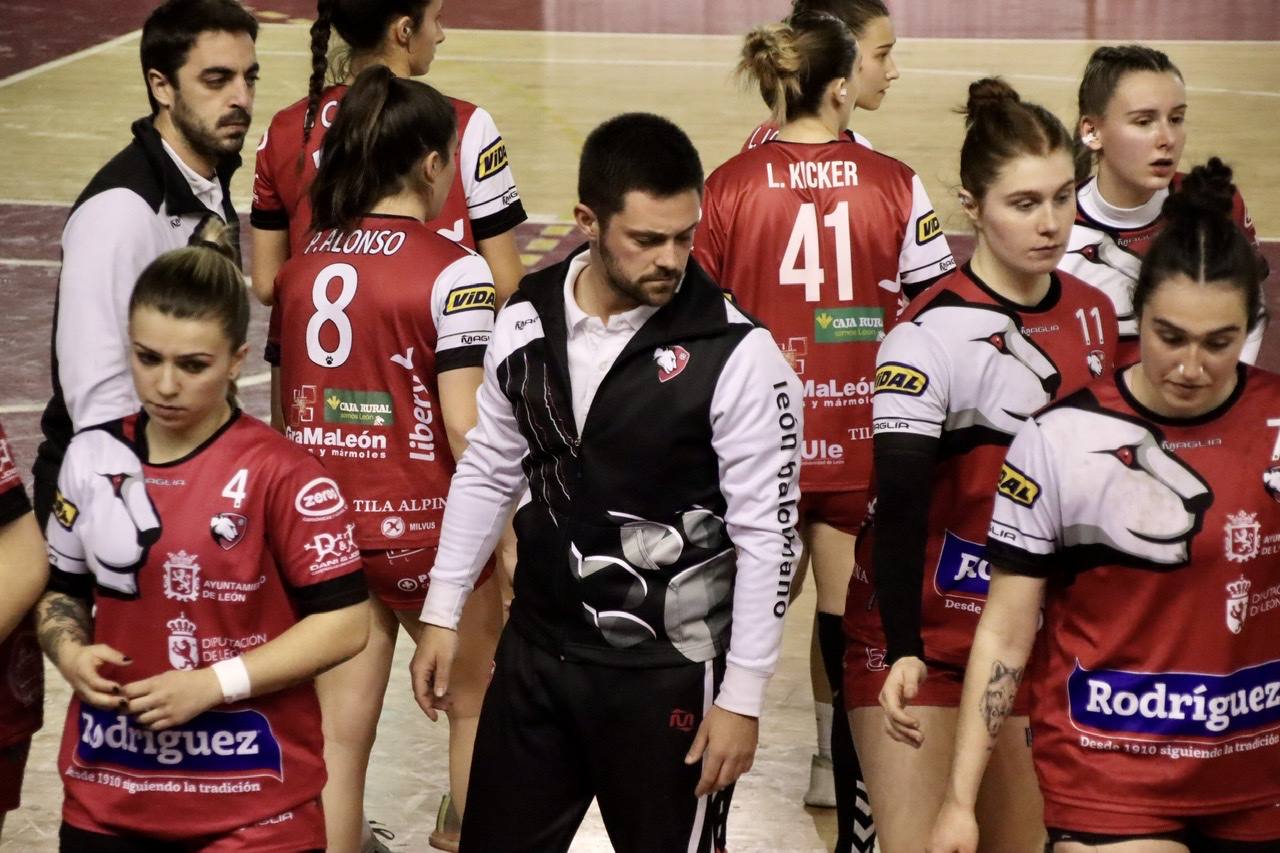 El partido se disputó en el Palacio de los Deportes de León y corresponde a la División de Honor Plata.