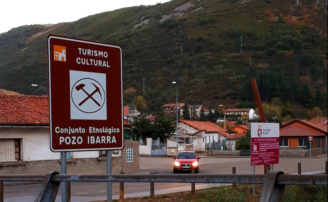 Entrada a la localidad de Ciñera, perteneciente al municipio de La Pola de Gordón, uno de los más afectados por esta sangría demográfica tras el cierre de la minería.