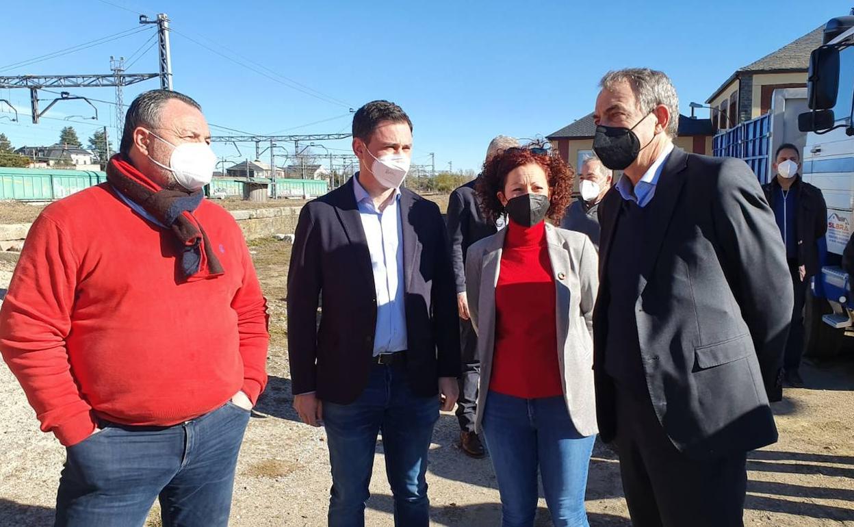 José Luiss Rodríguez Zapatero visita la localidad de Brañuelas acompañado por cargos del Partido Socialista.