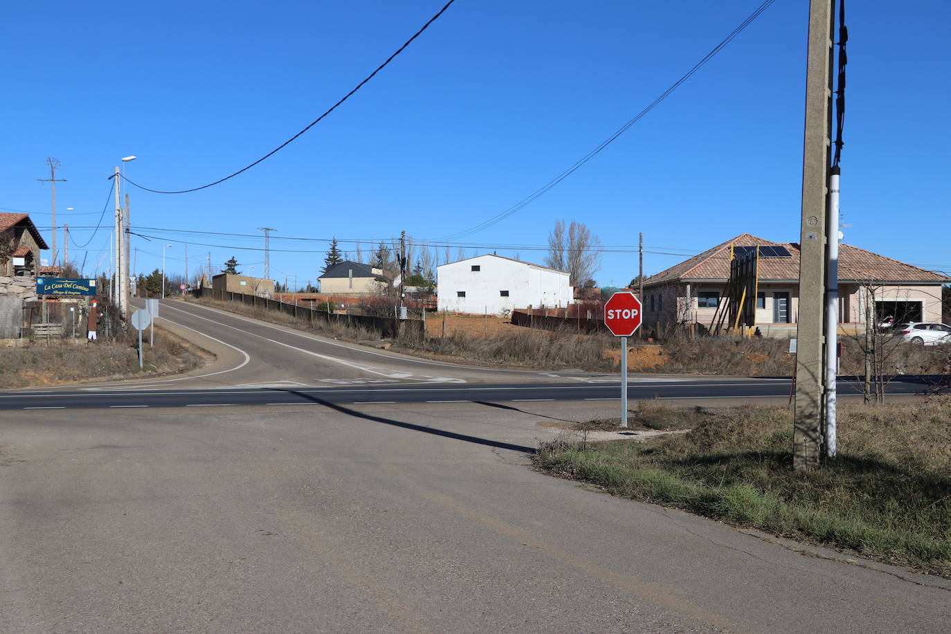 El candidato a las Cortes por León se ha ido hasta el cruce de la N-120, con Montejos del Camino, para denunciar el «abandono» que sufre la provincia por parte del Gobierno de Pedro Sánchez.