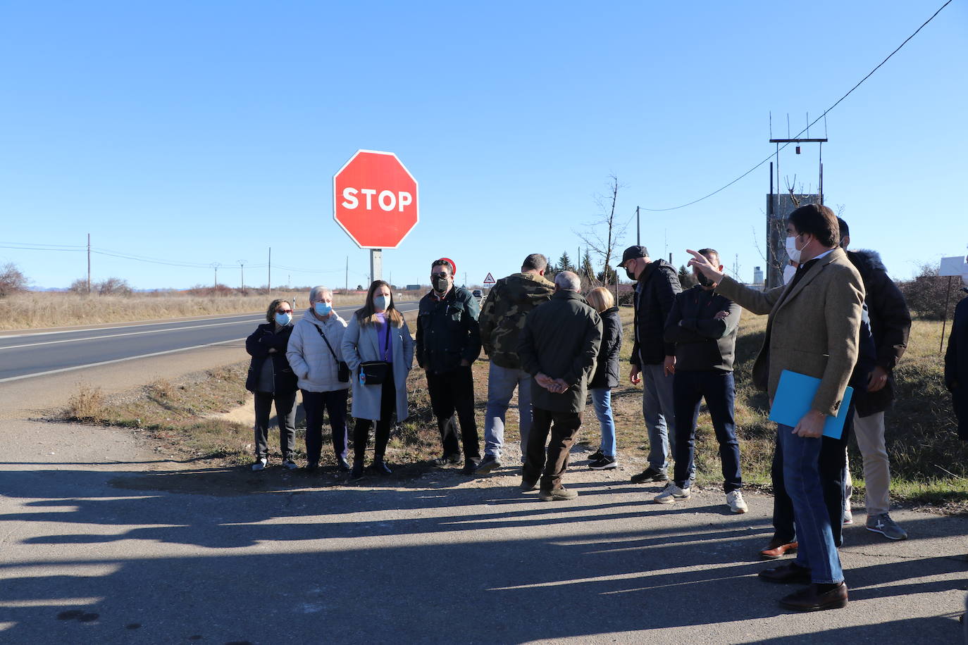 El candidato a las Cortes por León se ha ido hasta el cruce de la N-120, con Montejos del Camino, para denunciar el «abandono» que sufre la provincia por parte del Gobierno de Pedro Sánchez.