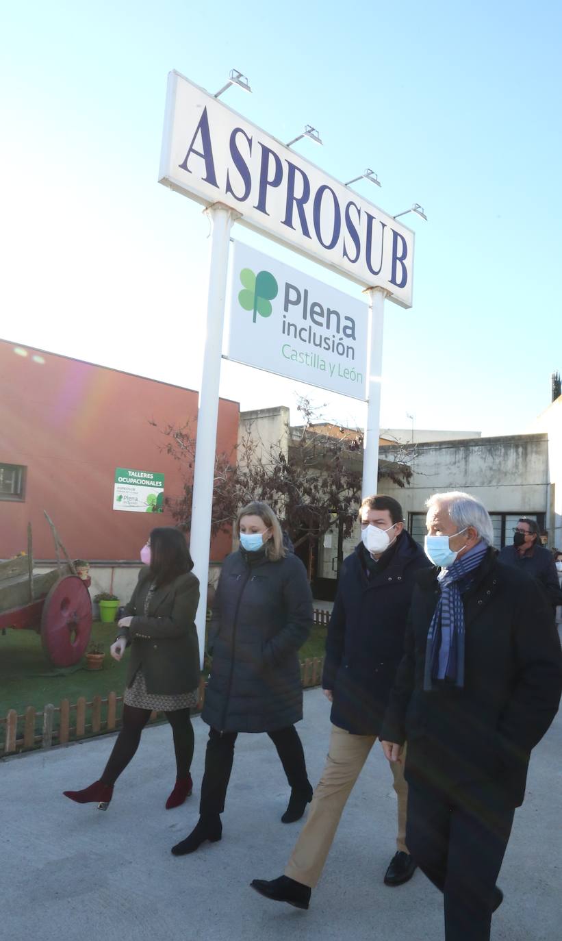 El candidato del PP a la Presidencia de la Junta, Alfonso Fernández Mañueco, visita la localidad zamorana de Benavente, donde visita el centro especial de empleo de Asprosub junto a la cabeza de lista por Zamora a las Cortes, Isabel Blanco