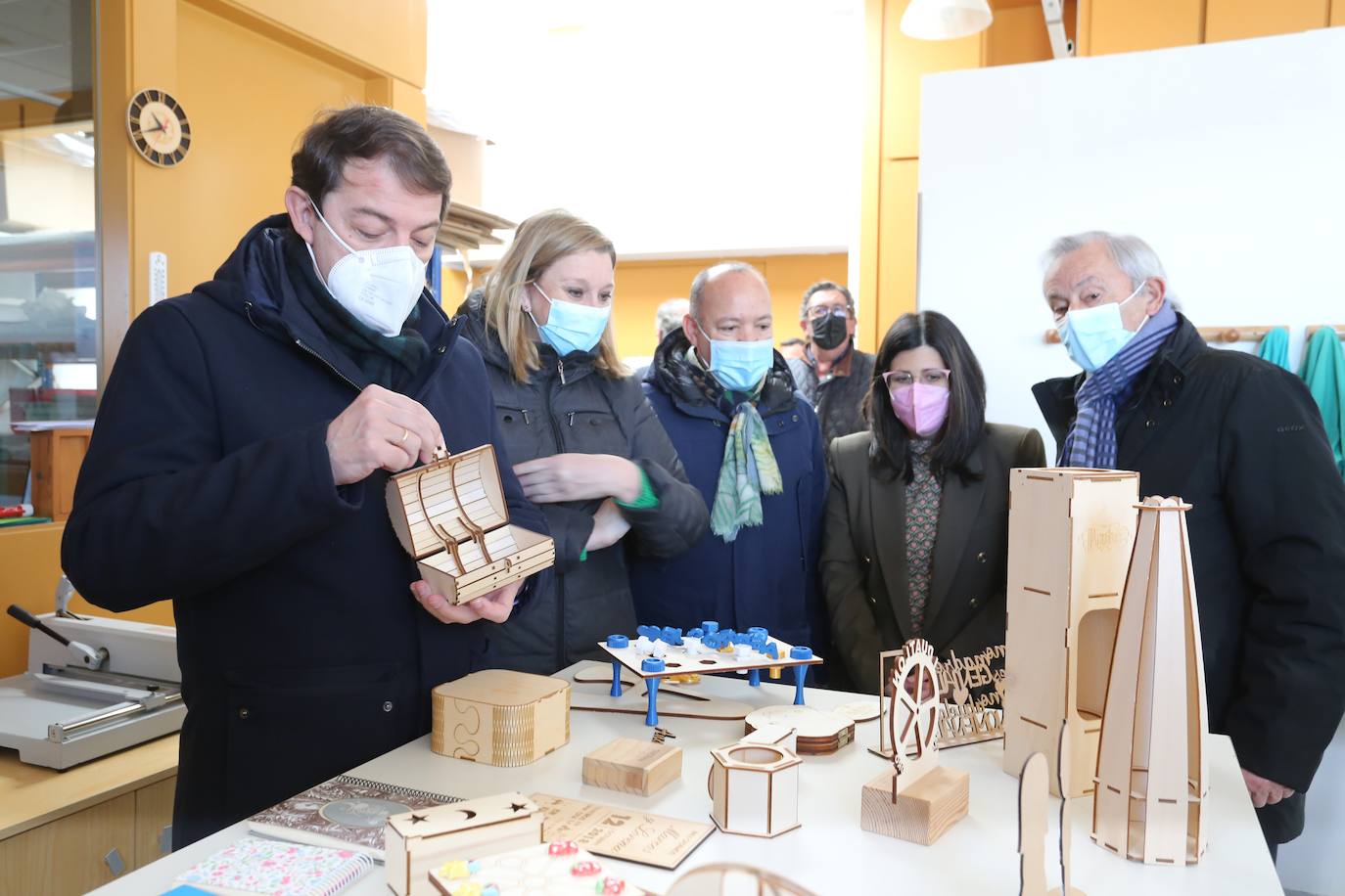 El candidato del PP a la Presidencia de la Junta, Alfonso Fernández Mañueco, visita la localidad zamorana de Benavente, donde visita el centro especial de empleo de Asprosub junto a la cabeza de lista por Zamora a las Cortes, Isabel Blanco