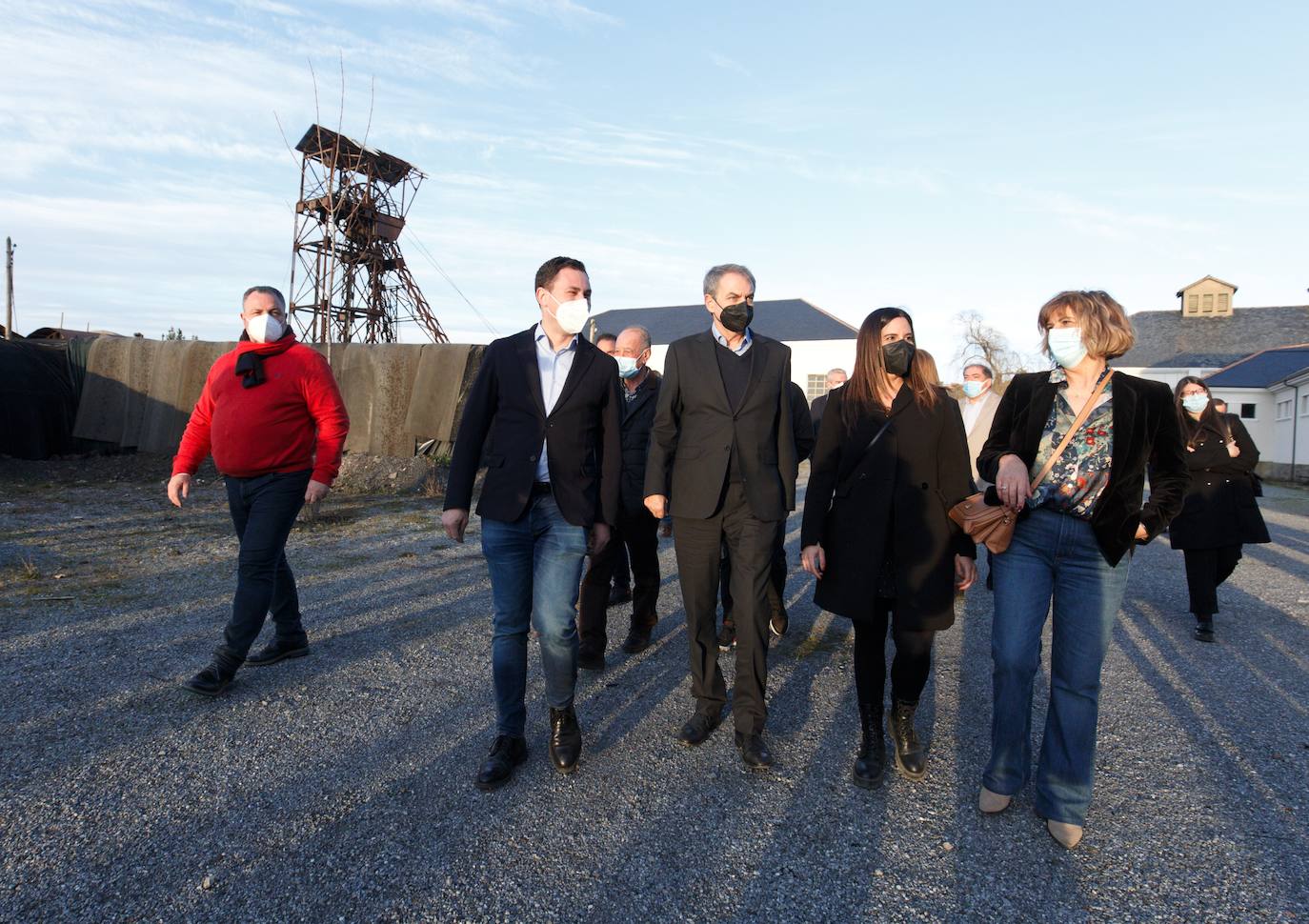 El expresidente del Gobierno, José Luis Rodríguez Zapatero, junto a la número uno a las Cortés por León, Nuria Rubio, y la alcaldesa de Fabero (León), Mari Paz Martínez, durante la visita el Pozo Julia.