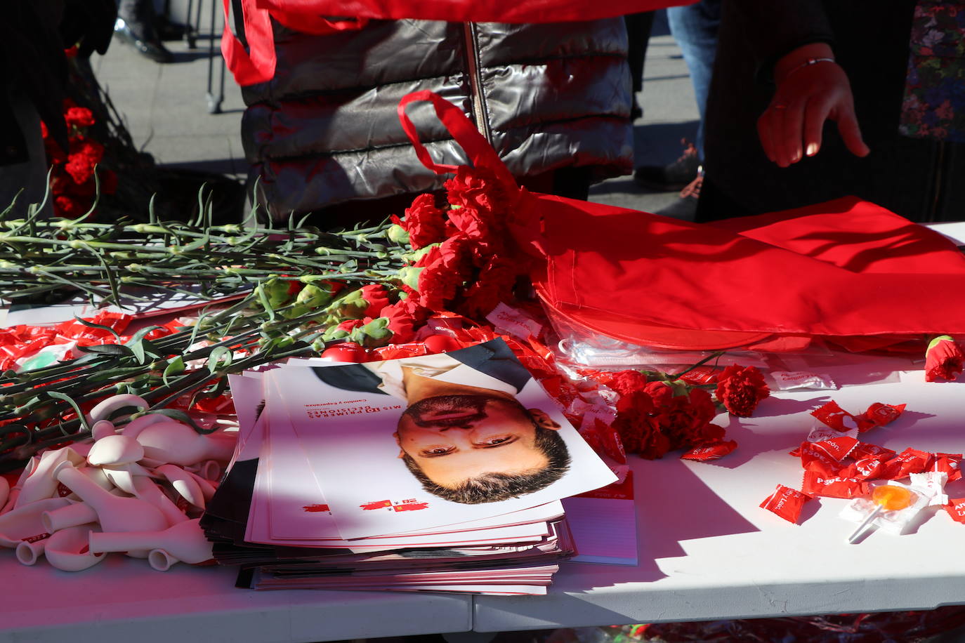 Varias formaciones han aprovechado la mañana para recorrer la calle y hacer campaña en estos primeros días para el 13-f.