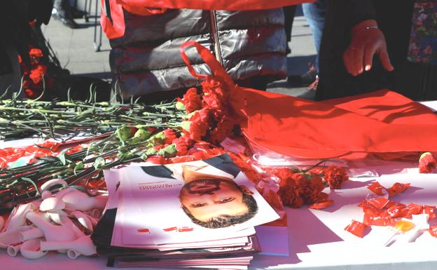 Los partidos políticos visitan el rastro para informar de sus programas a los ciudadanos de León.