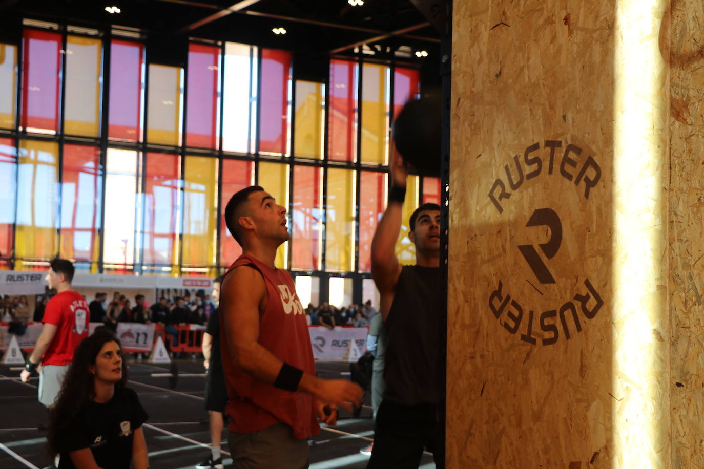 Competición de crossfit en el Palacio de Exposiciones de León.