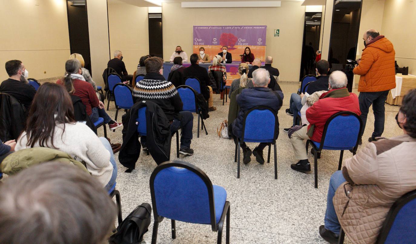 El secretario de Estado para la agenda 2030, Enrique Santiago, junto al número uno y dos de Unidas Podemos a las Cortes por León, Sixto Martínez, y Pilar Martínez, y la concejal de Unidas Podemos en el Ayuntamiento de Ponferrada, Lorena González, durante el mitin de esta mañana en Ponferrada